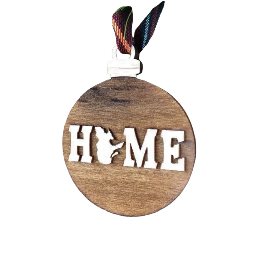Wooden ornament with Quebec 'HOME' and a horse silhouette on a white background